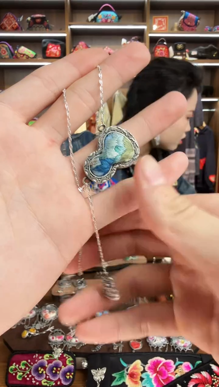 【闪购商品】织绣151蒙阿苏苗绣传承