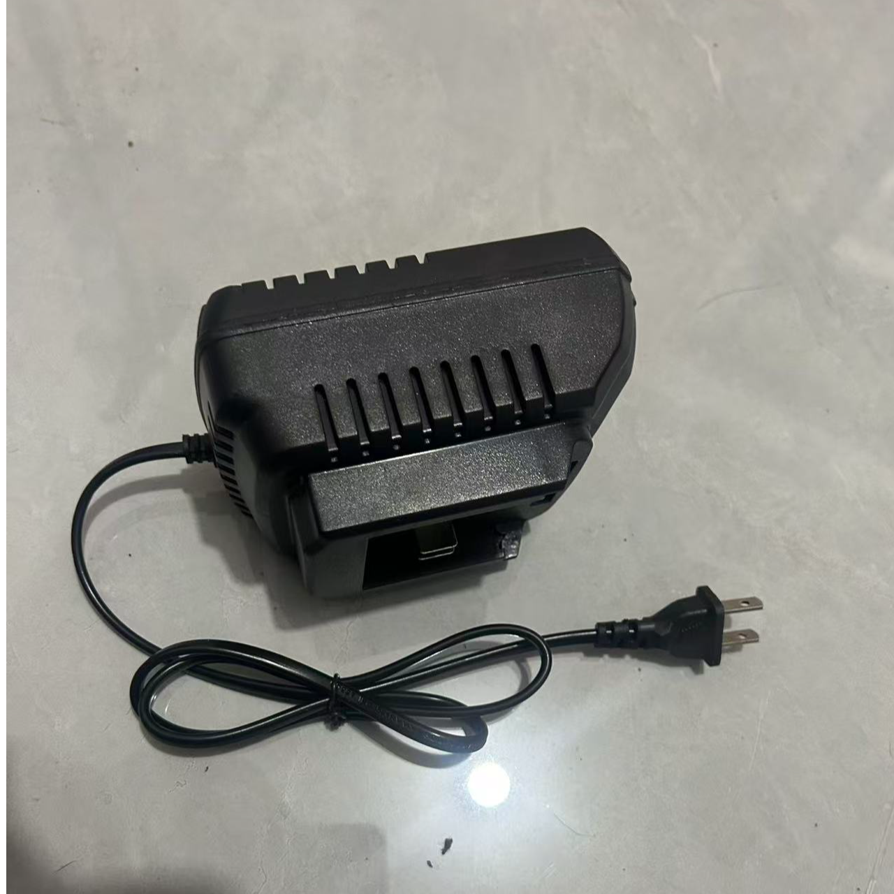 新款锂电池专用快充通用充电器