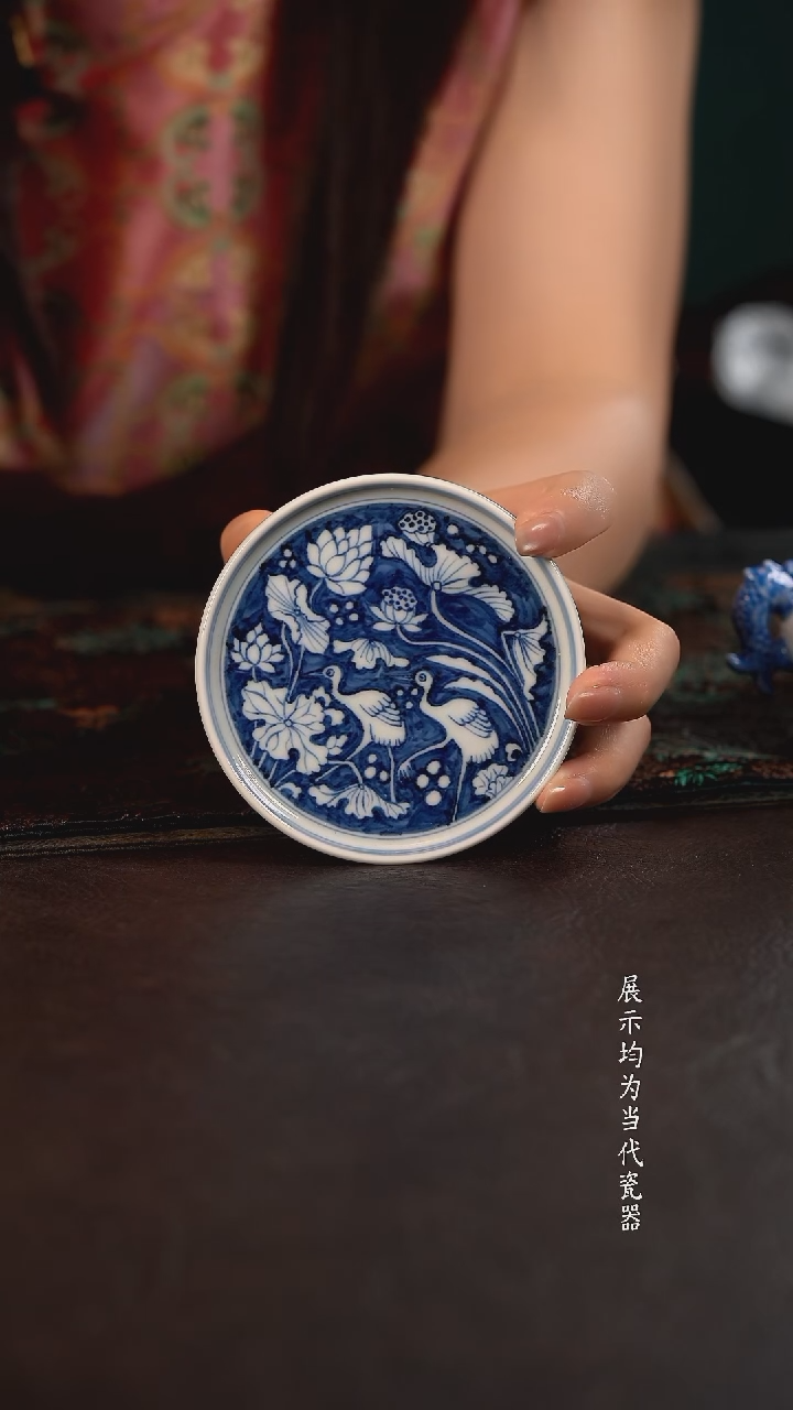 子润窑蓝地一鹭莲科高脚盖置