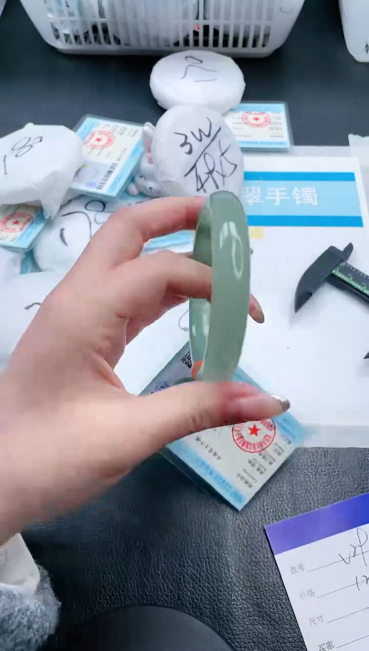 【闪购商品】石英质玉手镯未镶嵌17V290-60