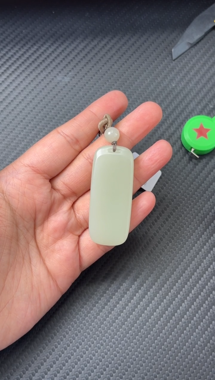 吊坠(赠链)未镶嵌和田玉且末迪克兰一细微色差吊坠