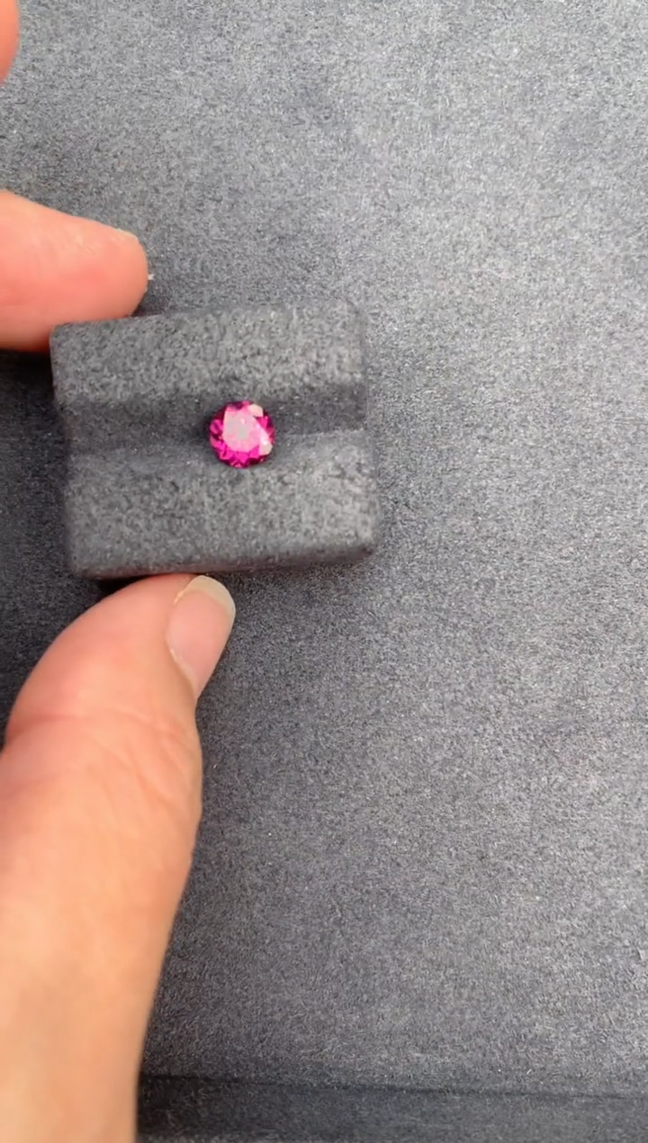 【闪购商品】石榴石裸石未镶嵌1ct镁铝榴石