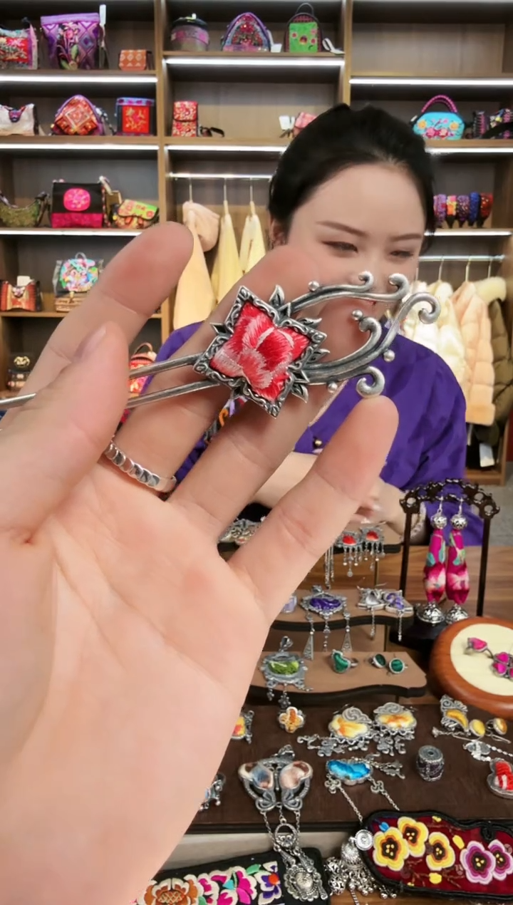 【闪购商品】织绣148蒙阿苏苗绣传承