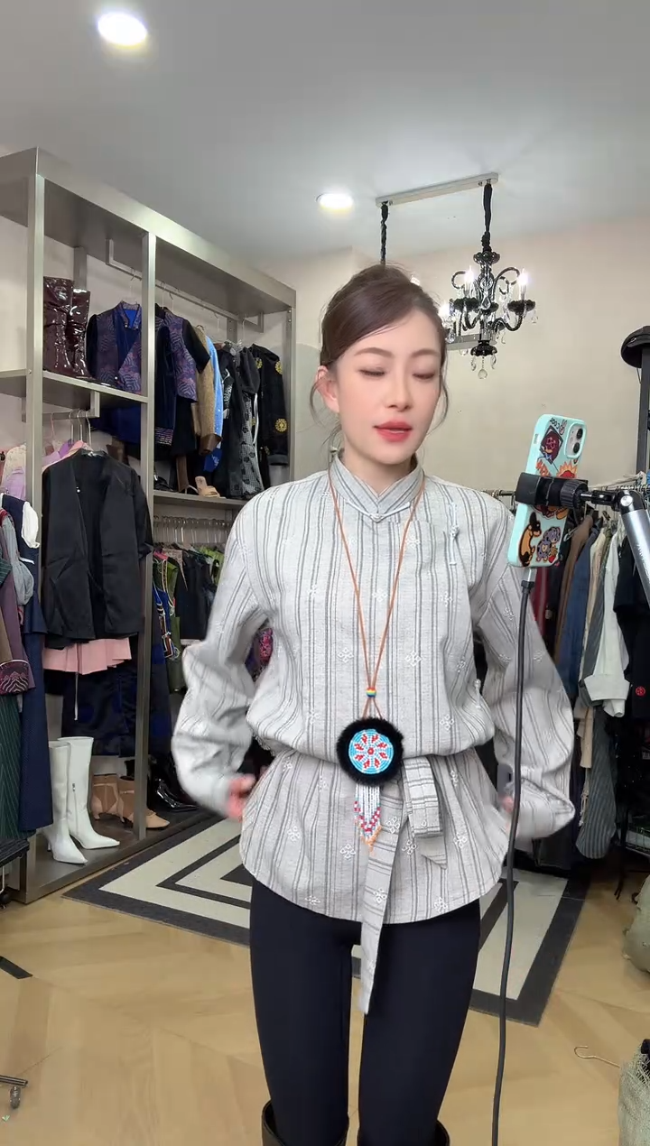 挂脖款希贵蒙古袍32号130斤以内拍