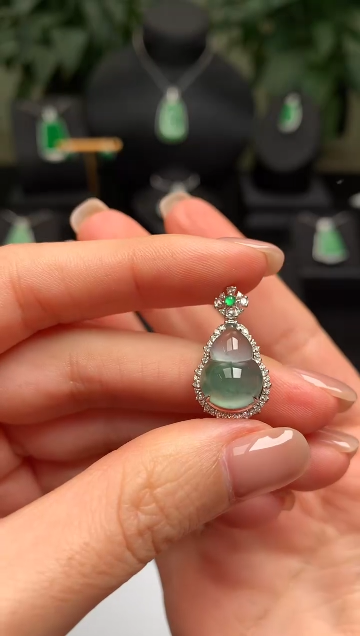 颈饰18K金镶嵌翡翠葫芦