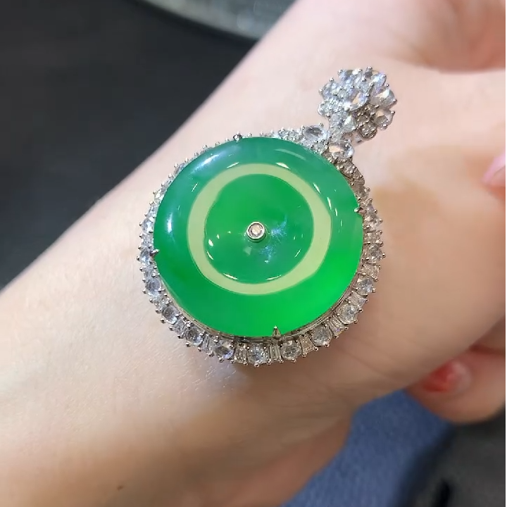 翡翠吊坠(不含链)18K金镶嵌C100 总69800 订金10000 差59800