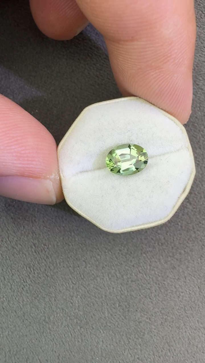 珠宝奇石未镶嵌碧玺【浅吻含羞草】1.06ct