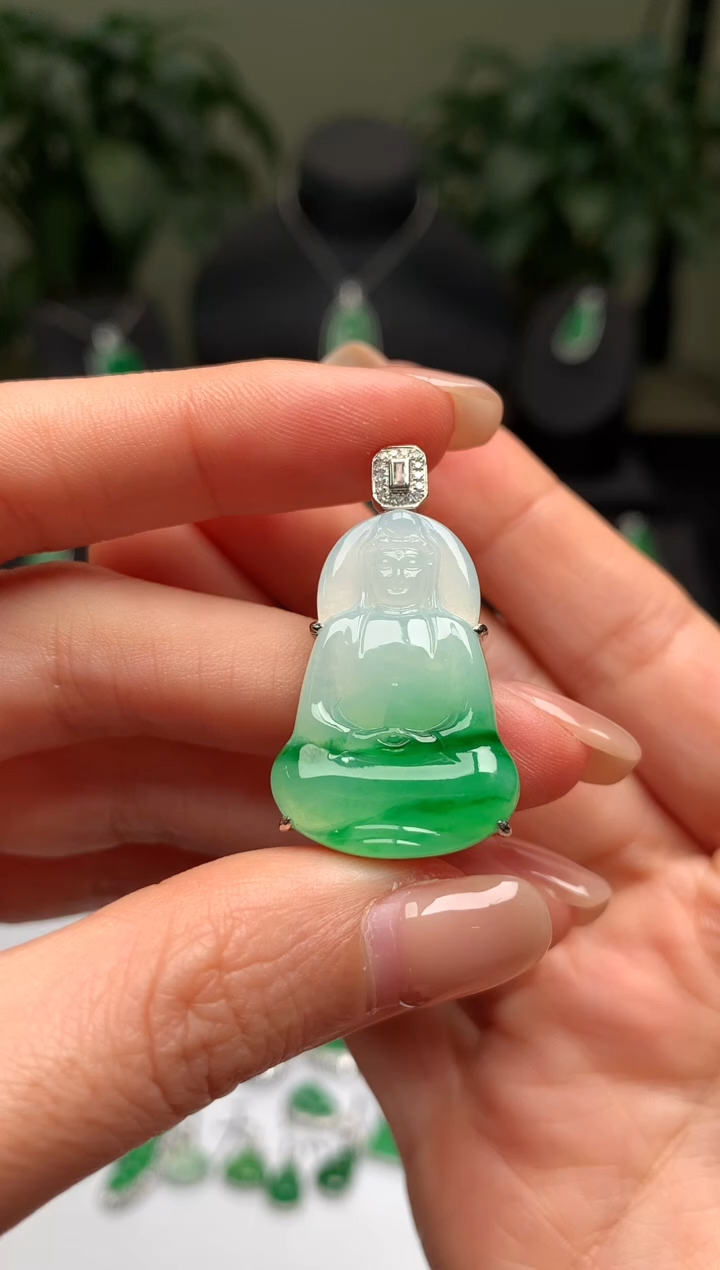 颈饰18K金镶嵌翡翠观音