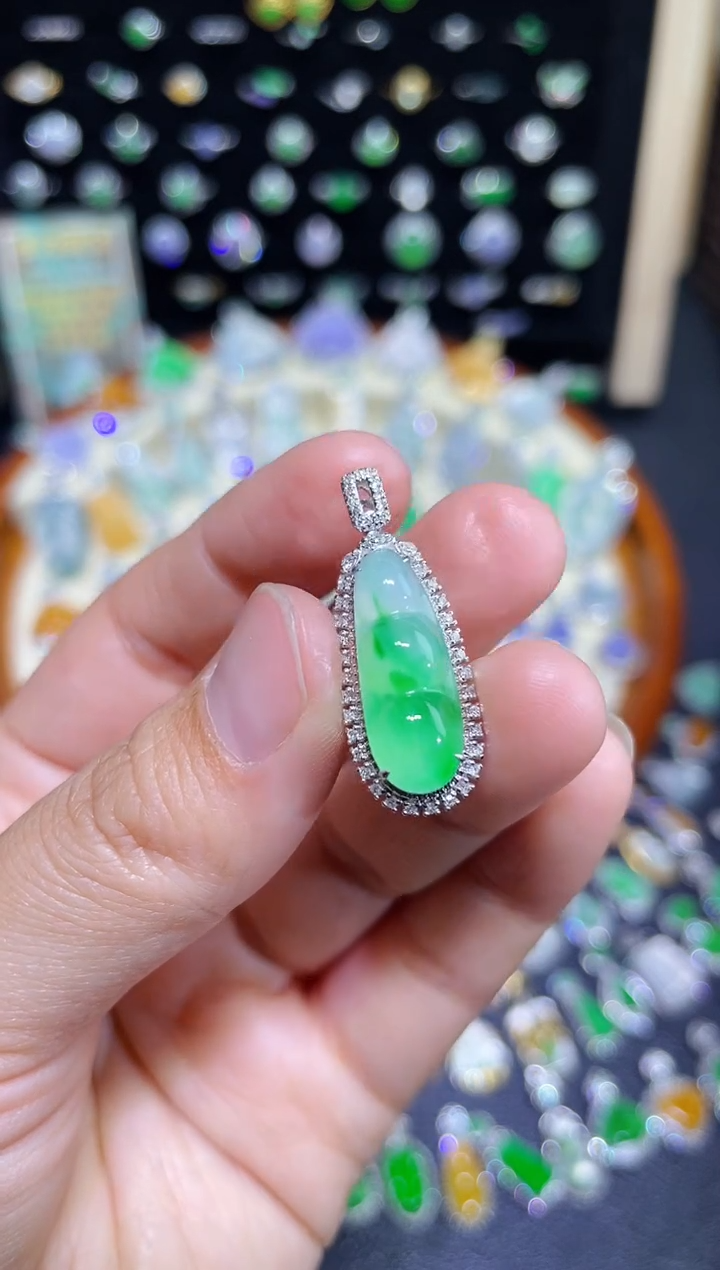 【闪购商品】翡翠颈饰18K金镶嵌高冰胶金丝阳豆子吊坠