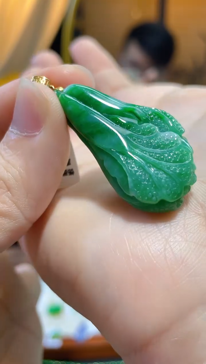 颈饰18K金镶嵌翡翠白菜