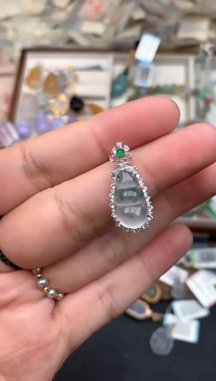 18K金镶嵌挂件翡翠一