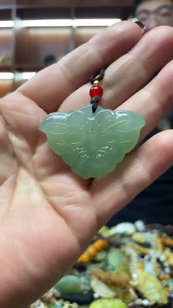 未镶嵌蛇纹石玉吊坠      