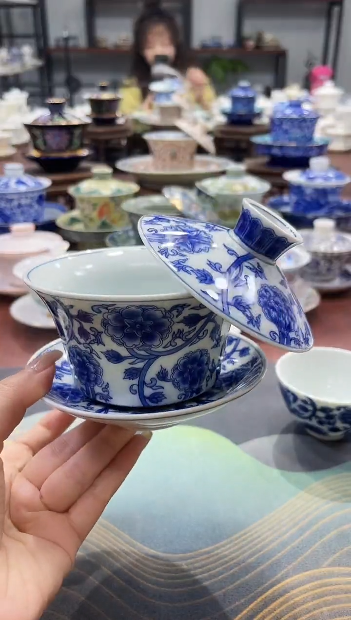 【闪购商品】320釉下彩仿古青花缠枝莲盖碗