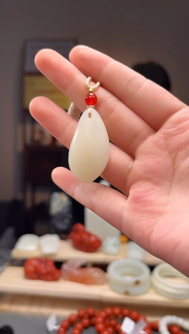 颈饰未镶嵌和田玉吊坠