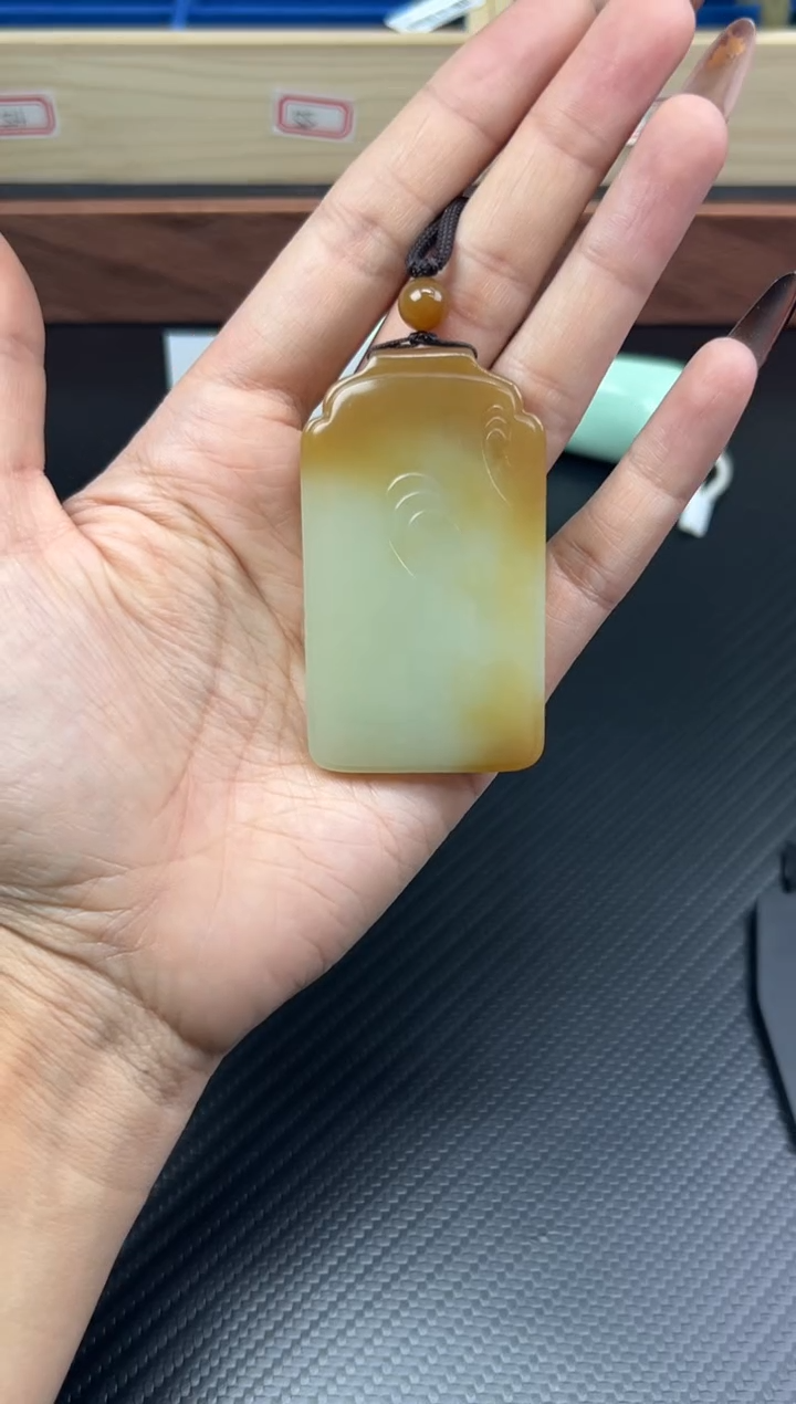 吊坠(赠链)未镶嵌和田玉若羌微色差 吊坠