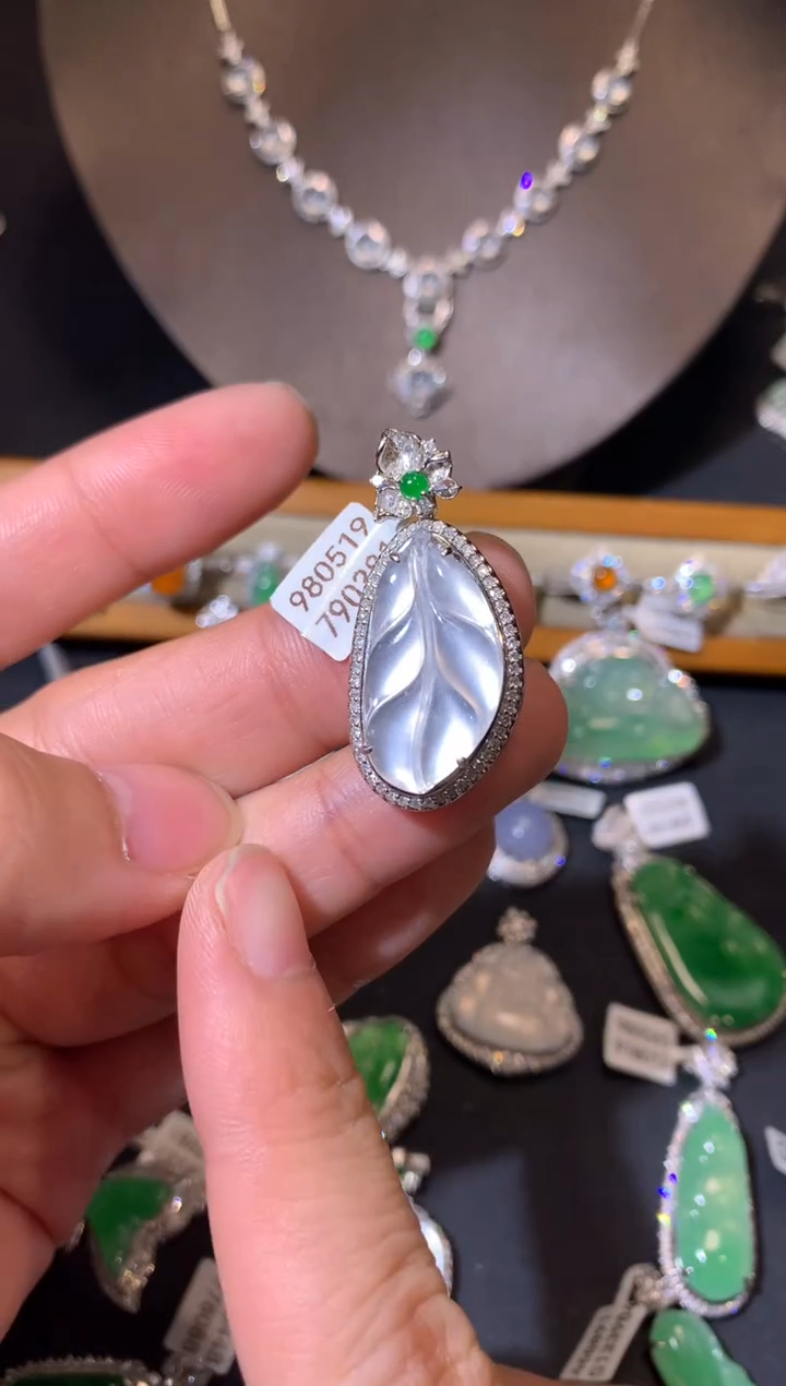 【闪购商品】翡翠吊坠(不含链)18K金镶嵌吊坠