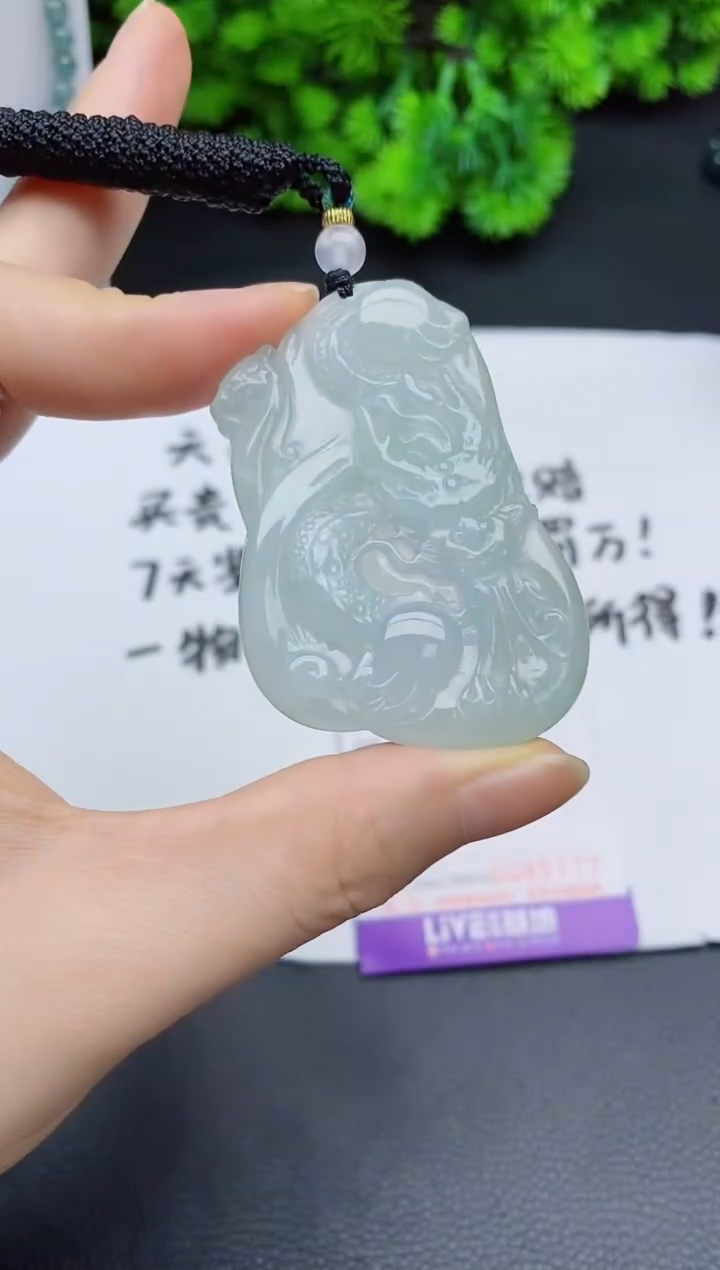 颈饰未镶嵌翡翠 