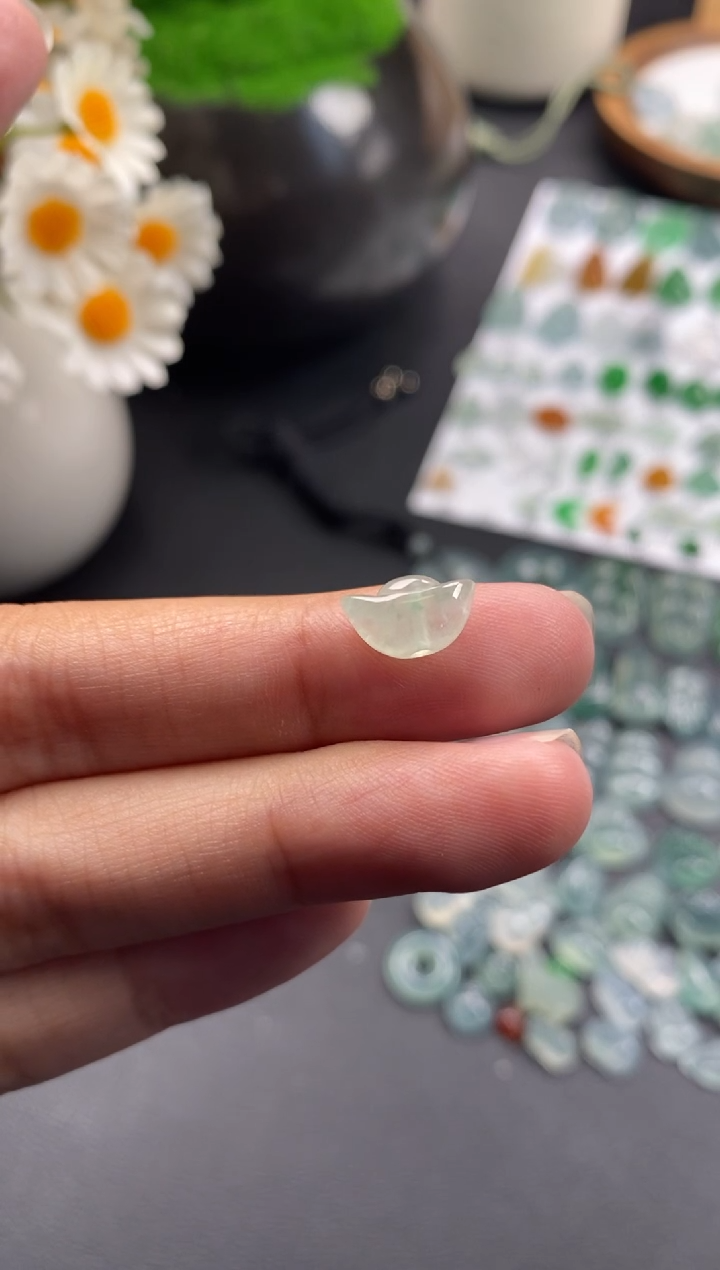 颈饰未镶嵌翡翠冰种元宝