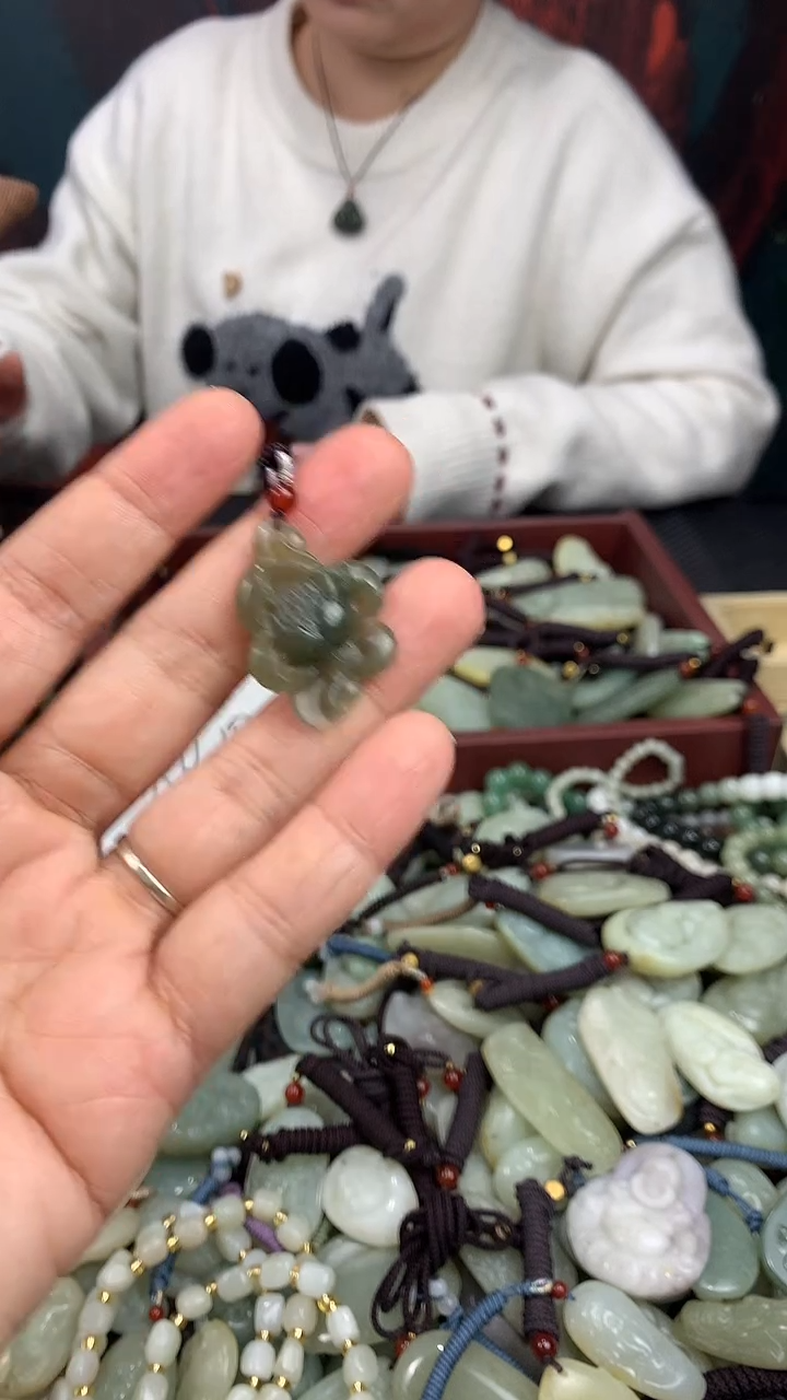 颈饰未镶嵌和田玉（多样性发一件）没有证书有瑕