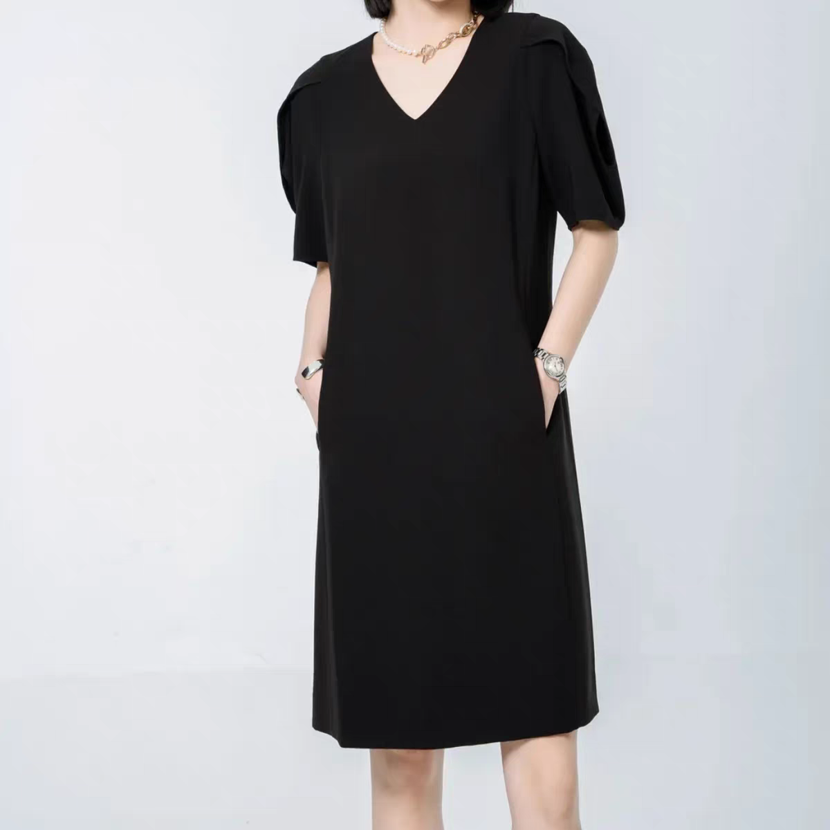 阿家显瘦经典通勤V领宫廷袖收身黑色连衣裙