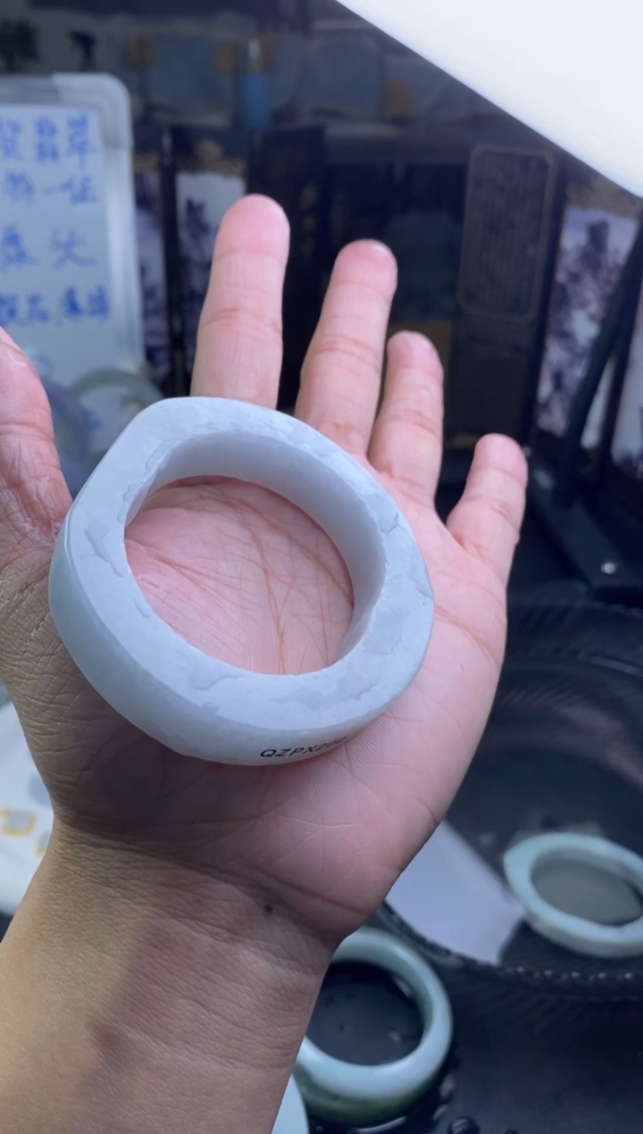 【闪购商品】定制翡翠贵妃未镶嵌翡翠手镯