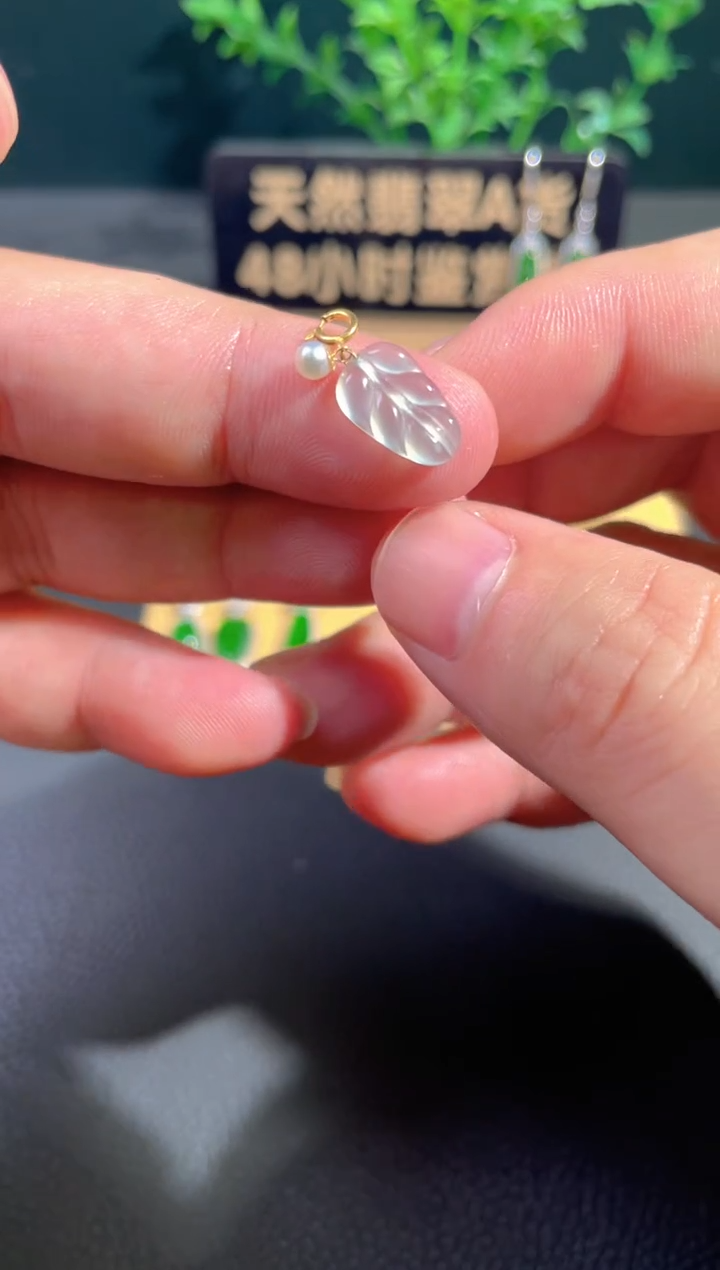 颈饰18K金镶嵌翡翠基地发货