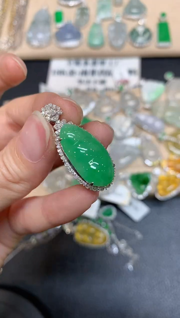 【闪购商品】翡翠颈饰18K金镶嵌福豆【无服务费