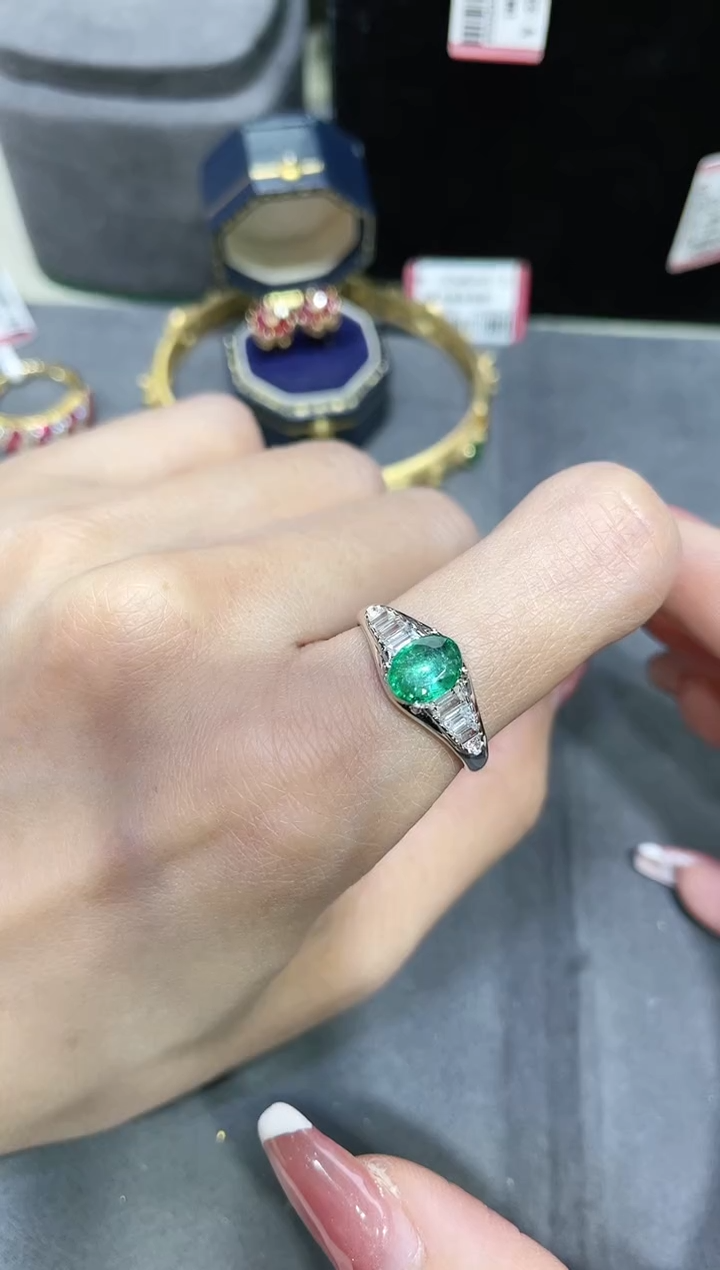 【闪购商品】祖母绿戒指18K金镶嵌·