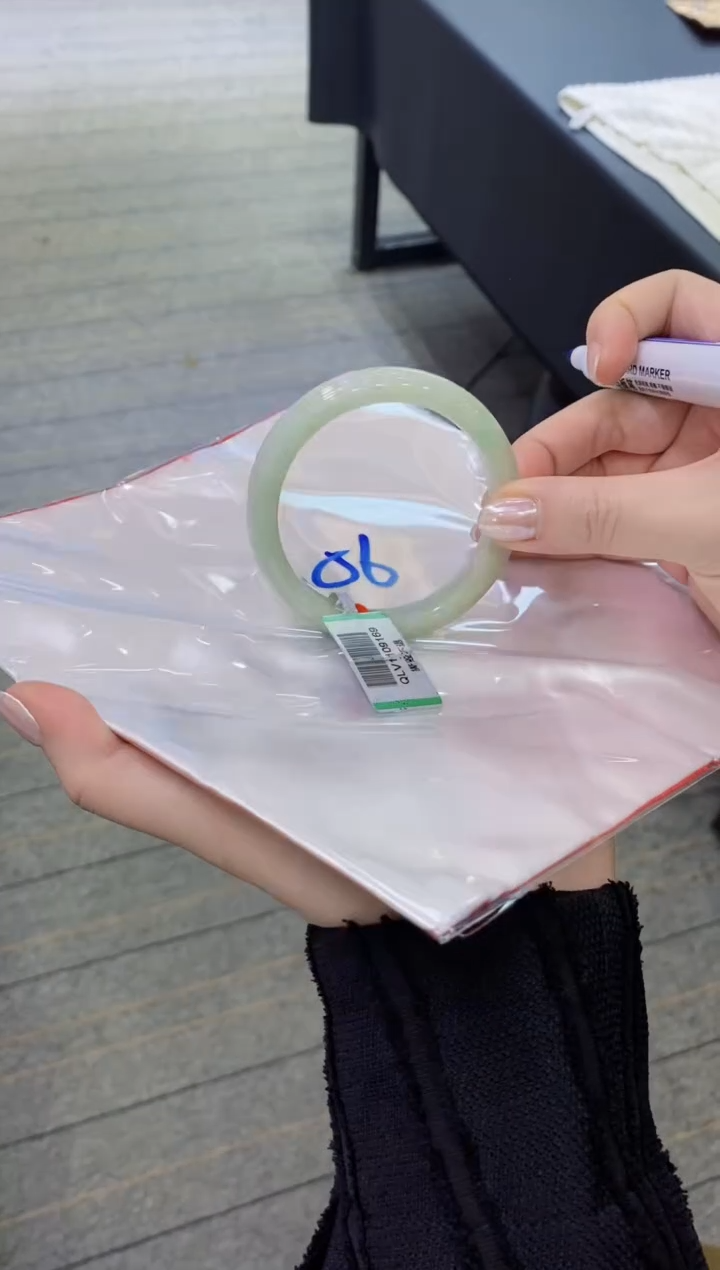 【闪购商品】翡翠手镯未镶嵌           
