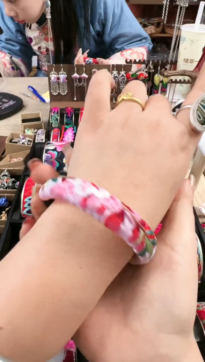 【闪购商品】织绣民族风老绣饰品295