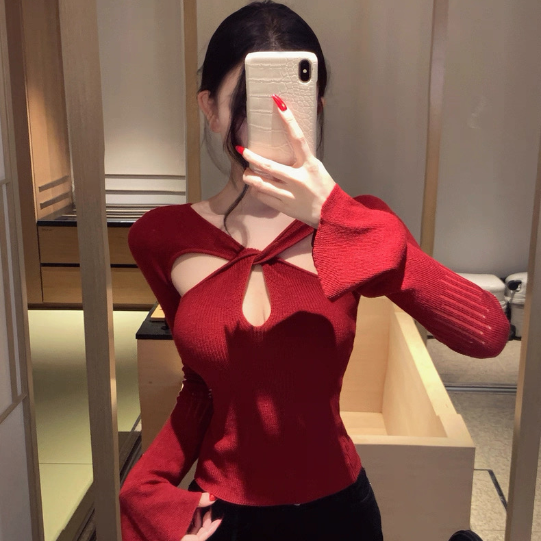 性感镂空交叉挂脖扭结红色针织上衣女设计感小众修身短款打底毛衣