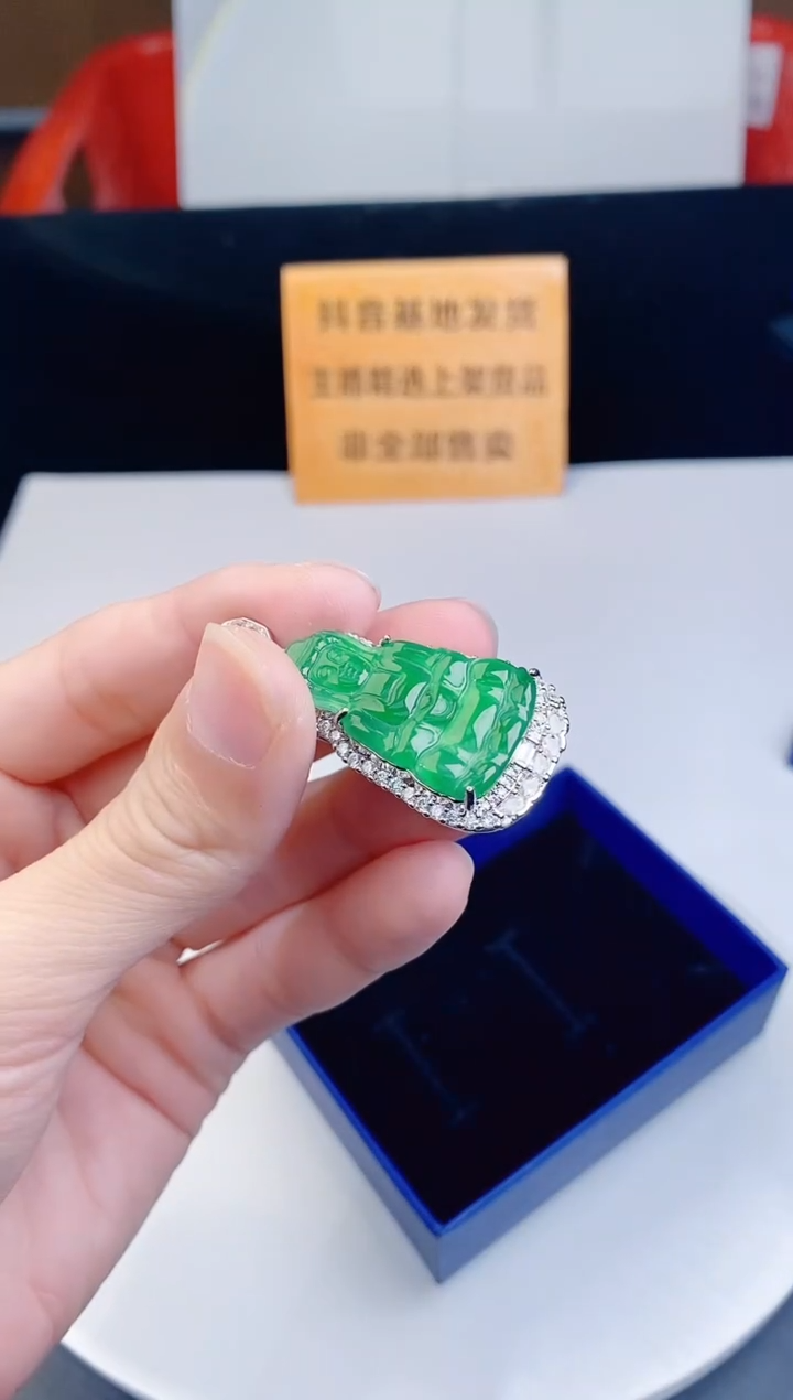 颈饰未镶嵌翡翠 
