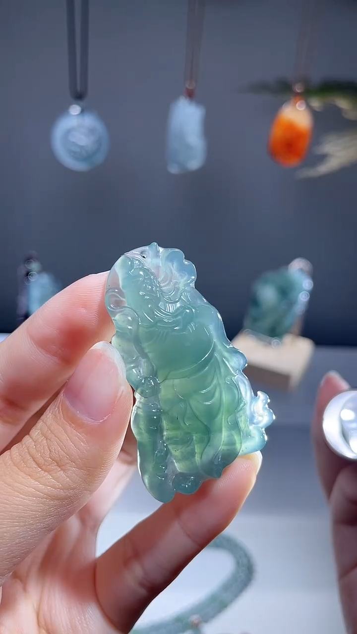 颈饰未镶嵌翡翠关公