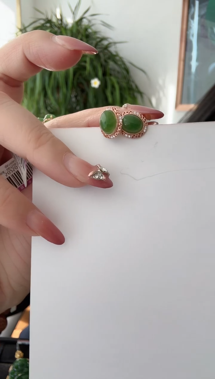 【闪购商品】和田玉Q银S925镶嵌耳钉