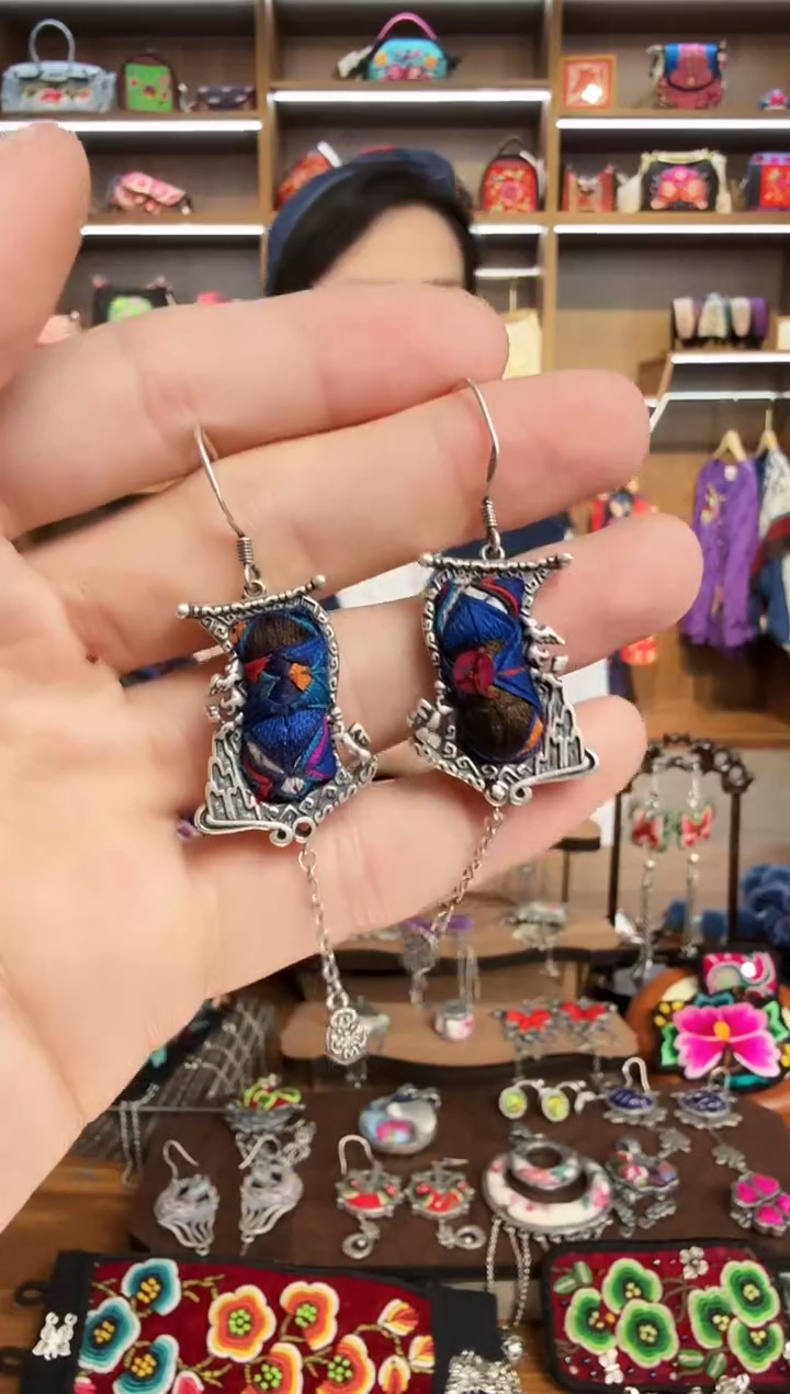 【闪购商品】织绣35蒙阿苏苗绣传承