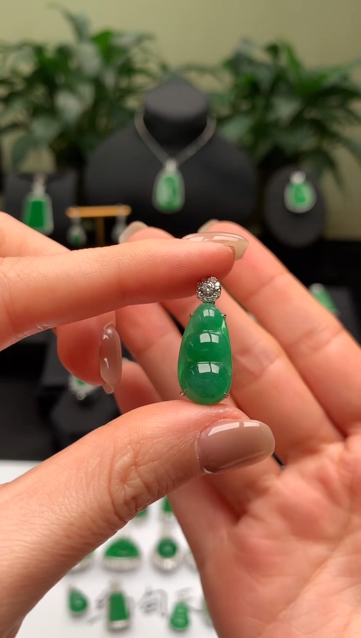 【闪购商品】翡翠颈饰18K金镶嵌绿福豆
