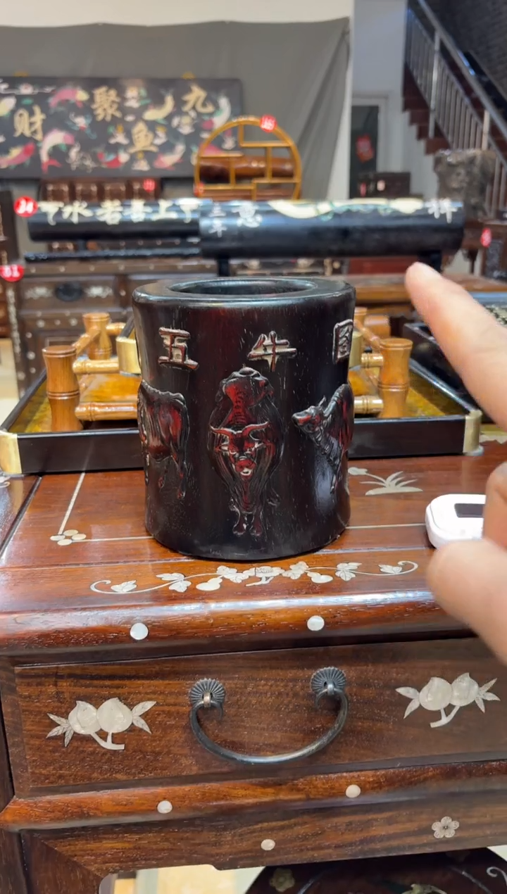 一**乐木木紫檀五牛图笔筒