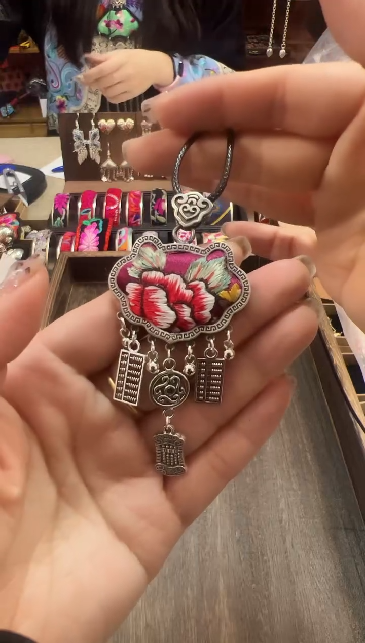 【闪购商品】织绣民族风老绣饰品102