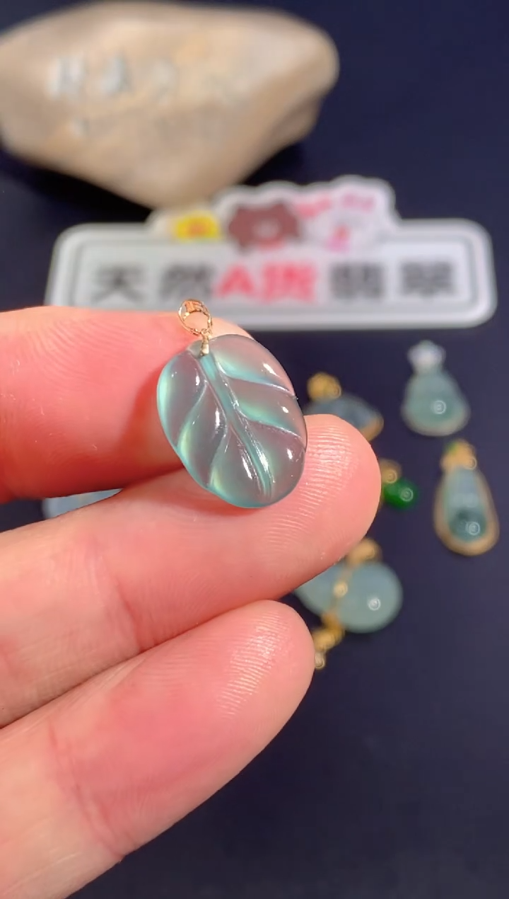 颈饰18K金镶嵌翡翠   