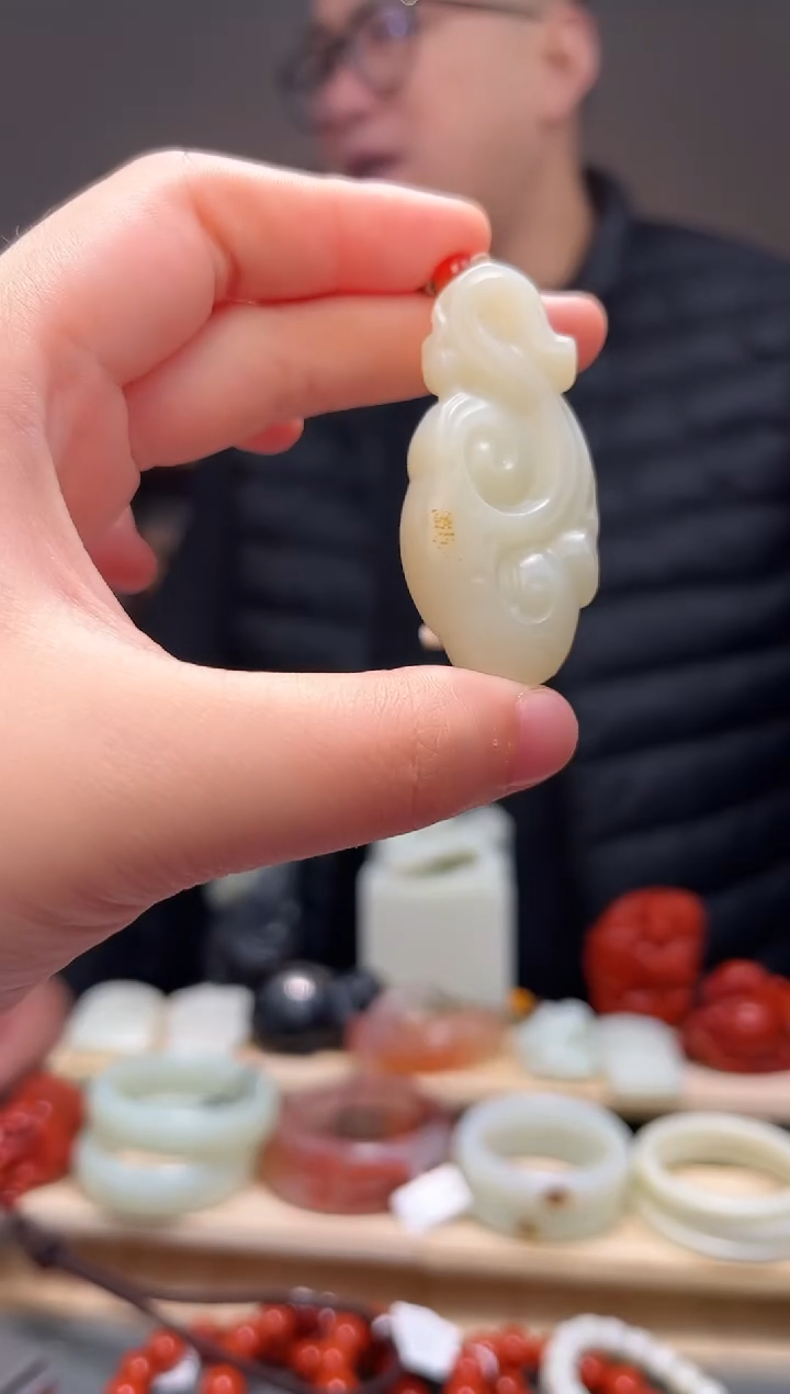 颈饰未镶嵌和田玉吊坠