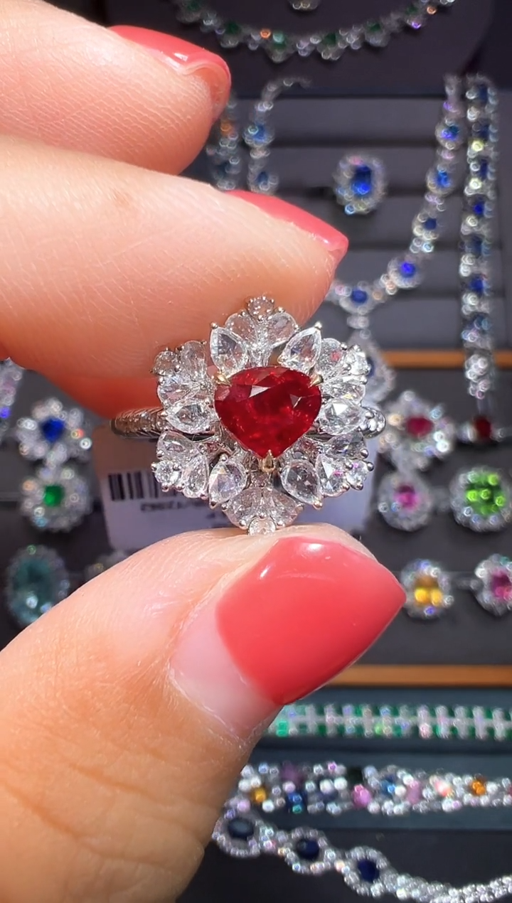 18K金镶嵌AIGS无烧鸽血红红宝石1.14ct