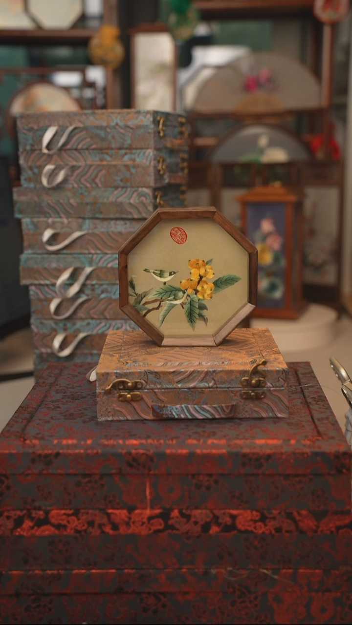 扇子苏绣双面绣八角台屏胡桃木框小号16CM