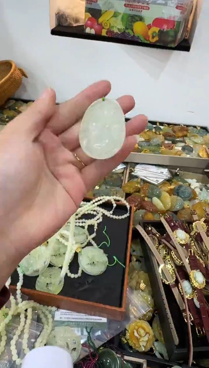 未镶嵌岫玉颈饰蜂蜜水财神爷