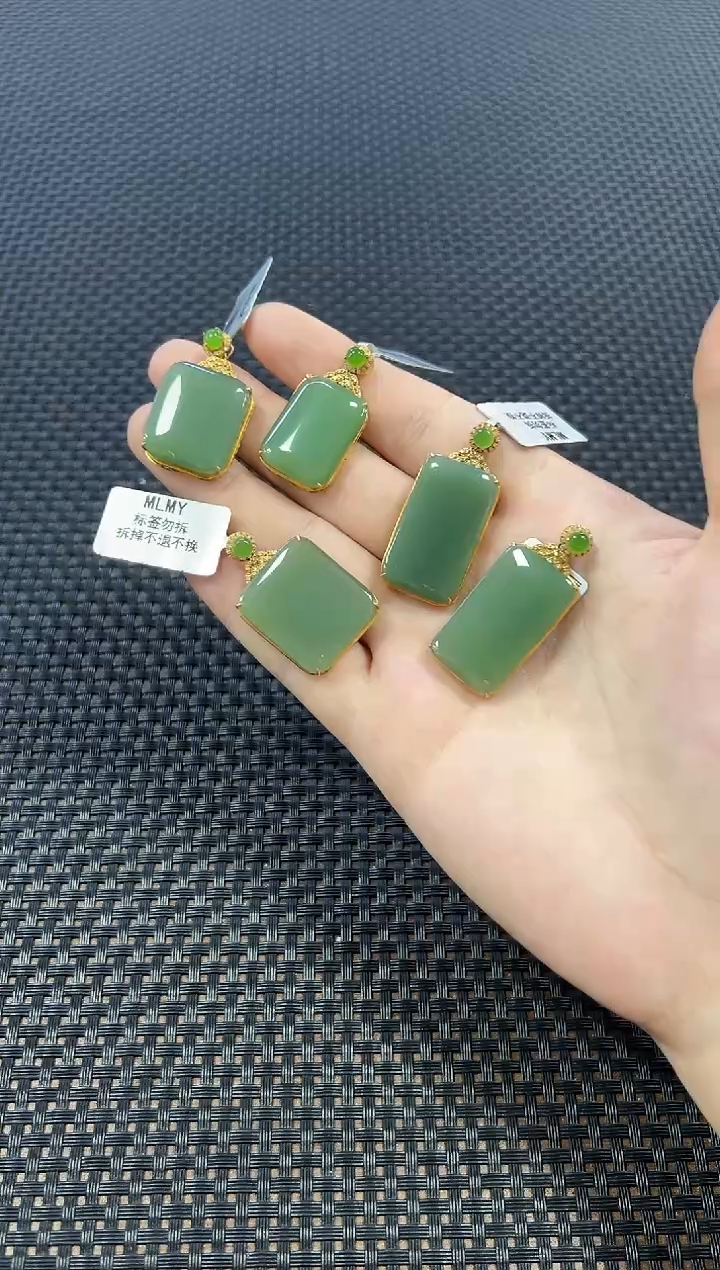 吊坠(不含链)18K金镶嵌和田玉（多样性发一件）0422