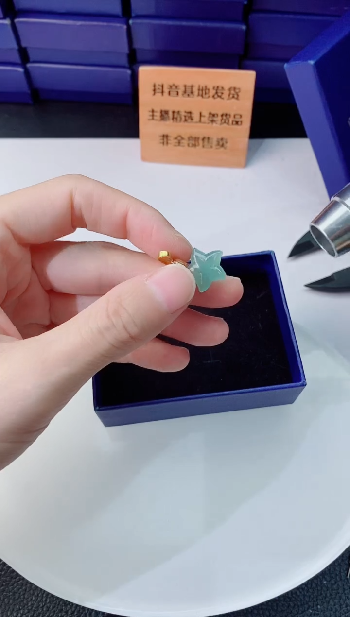 翡翠未镶嵌颈饰   `