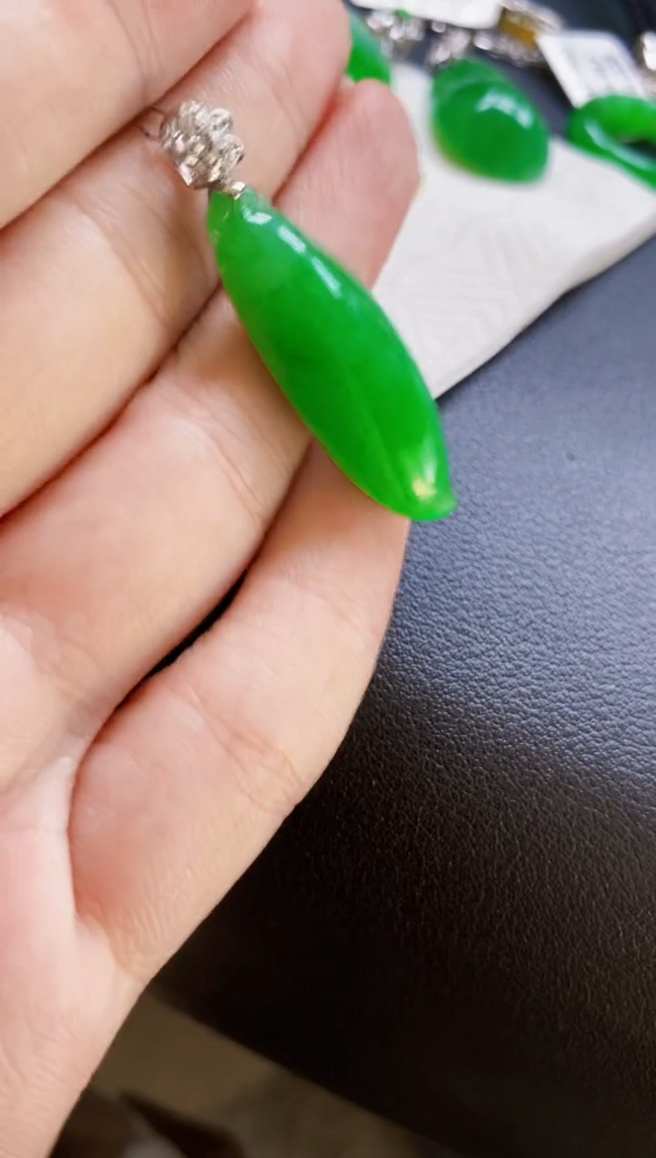 颈饰18K金镶嵌翡翠庭**深瓜