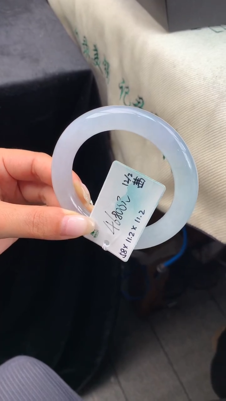 【闪购商品】翡翠手镯未镶嵌 #情人节#送礼，下单联系客服核对地址~