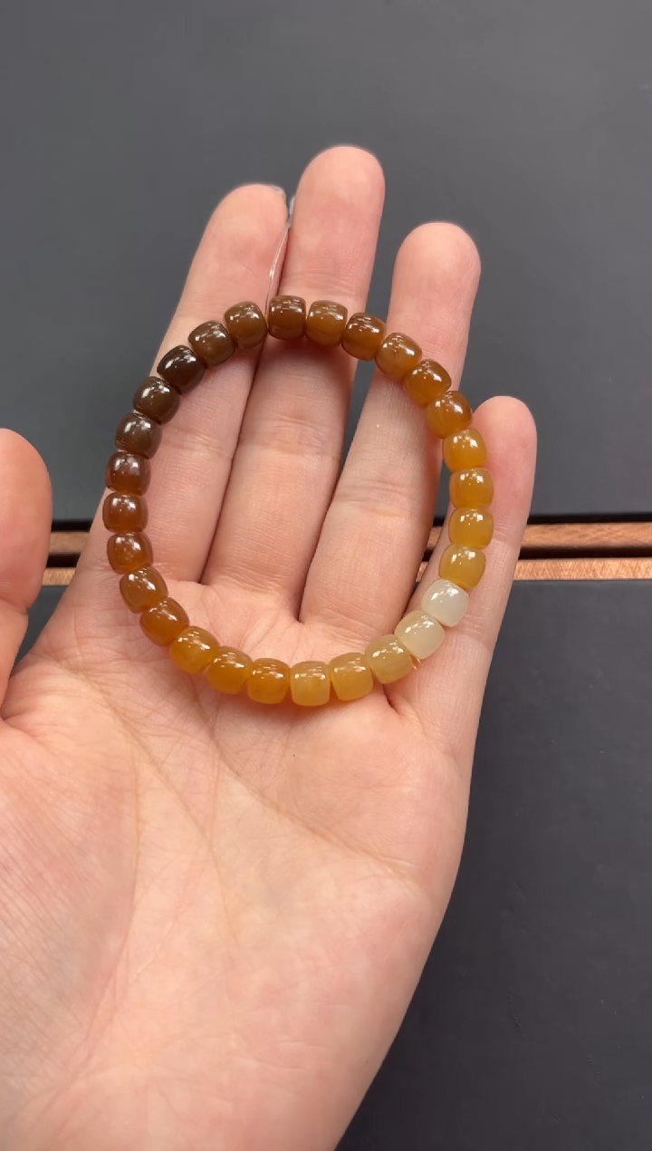 【闪购商品】和田玉手串未镶嵌且末金山微色差卡6直切