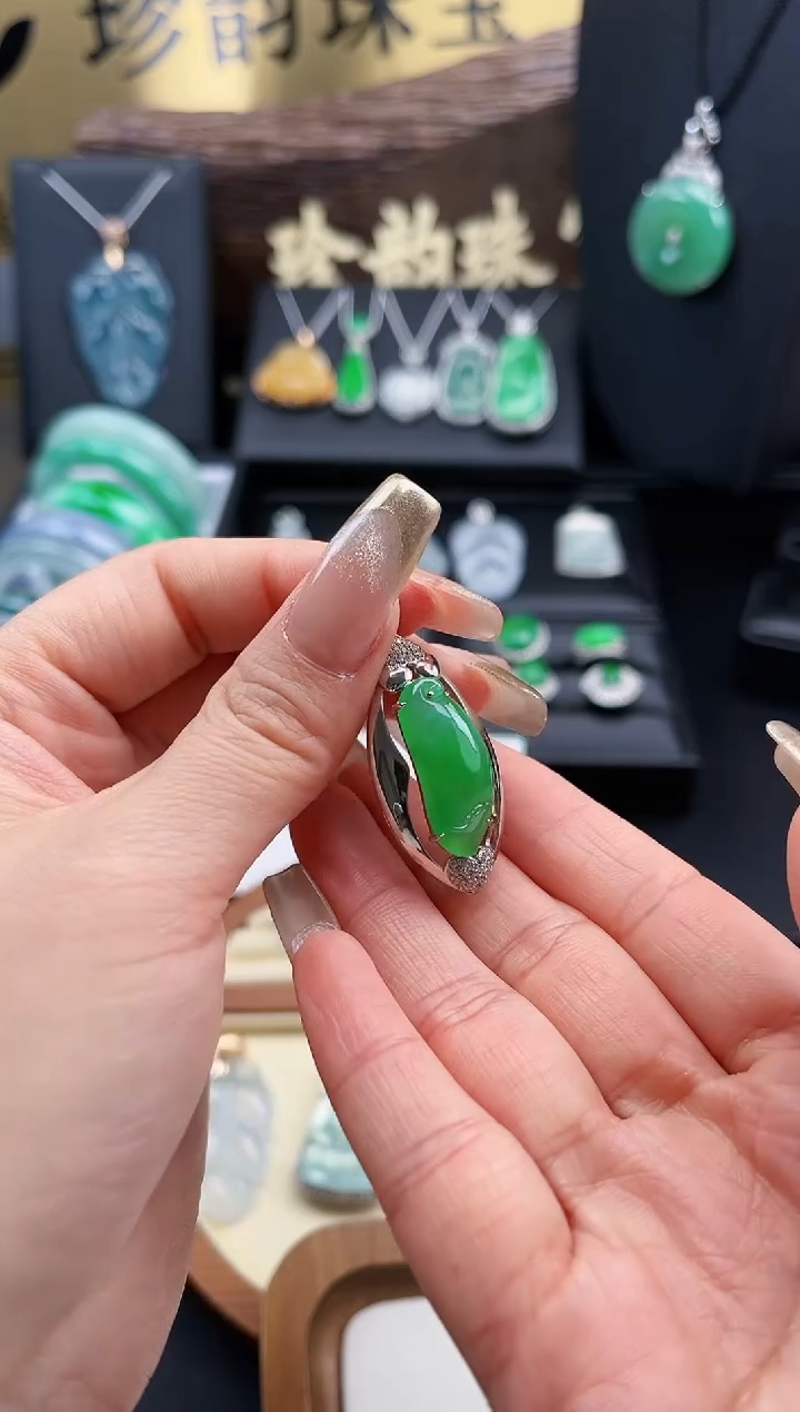 【闪购商品】翡翠颈饰18K金镶嵌吊坠