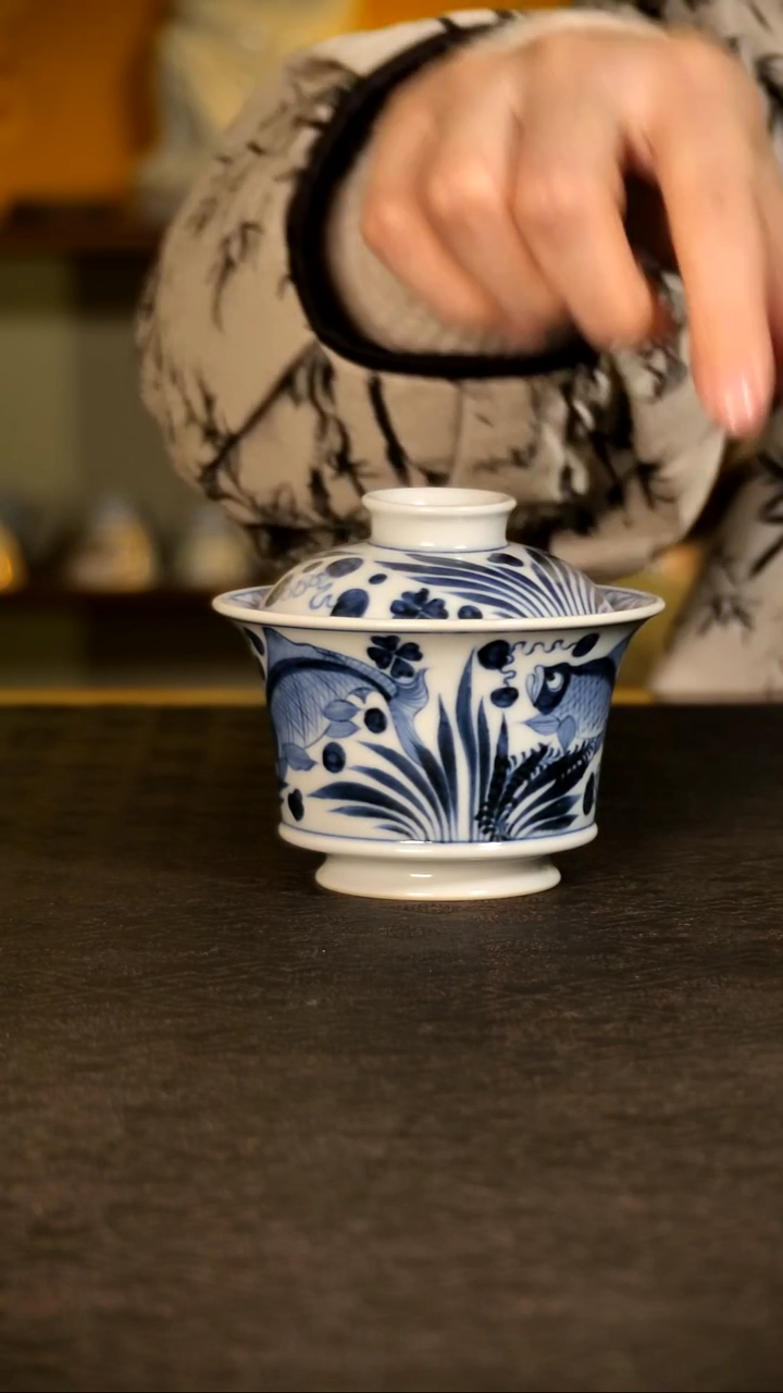 唐语青花鱼藻盖碗